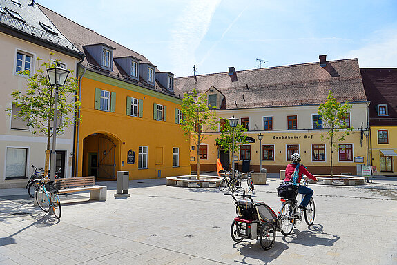 Der neu gestaltete Platz vor dem Landshuter Hof. (Foto: Stadt Freising)