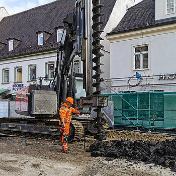 Ein "alter Bekannter" ist zurück: Auch im zweiten Bauabschnitt treibt das Spundgerät tiefe Löcher ins Erdreich, damit später die Spundbohlen eingerüttelt werden können. (Foto: Stadt Freising) 