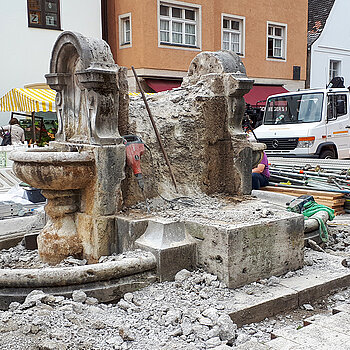 Jetzt wird´s massiv: Da überraschend der Kern des Kriegerdenkmals mit Zement verfüllt war, muss auch schweres Gerät ran... (Foto: Stadt Freising)