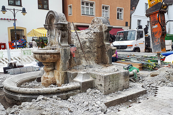 Jetzt wird´s massiv: Da überraschend der Kern des Kriegerdenkmals mit Zement verfüllt war, muss auch schweres Gerät ran... (Foto: Stadt Freising)