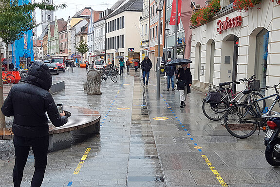 Markierung der Leitlinie für Menschen mit Sehbehinderung in der Unteren Hauptstraße. (Foto: Stadt Freising)