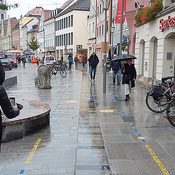 Markierung der Leitlinie für Menschen mit Sehbehinderung in der Unteren Hauptstraße. (Foto: Stadt Freising)