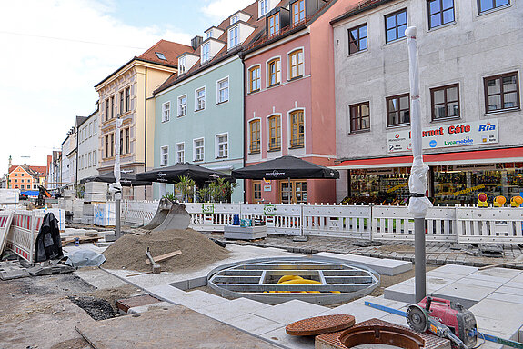 Im Bild zu sehen ist die Aussparung für das Baumquartier - zwei Bäume werden in diesem Bereich gepflanzt. (Foto: Stadt Freising)