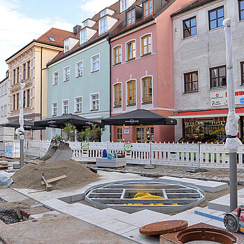 Im Bild zu sehen ist die Aussparung für das Baumquartier - zwei Bäume werden in diesem Bereich gepflanzt. (Foto: Stadt Freising)