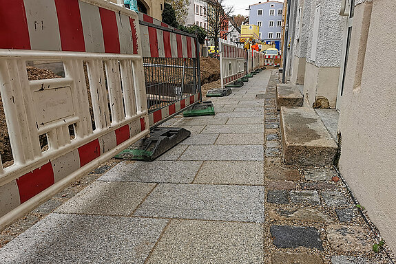 Ein begehfreundliches Pflaster steht entlang der Häuser in der Oberen Domberggasse bis zum Dombergaufgang zur Verfügung. (Foto: Stadt Freising)