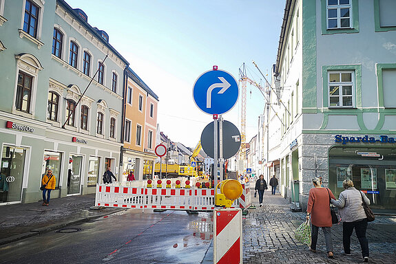 Der vom Marienplatz kommende Verkehr kann rechts in die Ziegelgasse abbiegen. Fußgänger*innen können sicher entlang der Baustelle passieren. (Foto: Stadt Freising)
