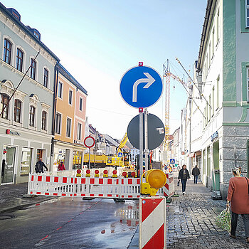 Der vom Marienplatz kommende Verkehr kann rechts in die Ziegelgasse abbiegen. Fußgänger*innen können sicher entlang der Baustelle passieren. (Foto: Stadt Freising)