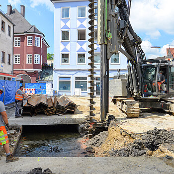 Ein riesiger Spezialbohrer arbeitet sich in den Boden - als Vorbereitung des Baugrunds für das anschließende Einbringen der Spundbohlen. (Foto: Stadt Freising)
