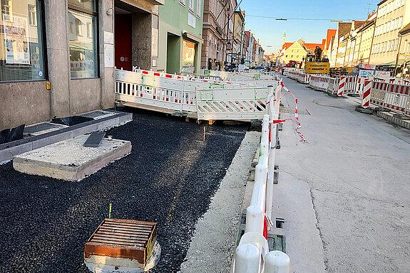 Obere Hauptstraße, Höhe Hausnummer 48-50: Der Untergrund ist für das unmittelbar bevorstehende Verlegen der großen Pflastersteine entlang der Fassaden vorbereitet. (Foto: Stadt Freising)