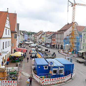 Blick von oben auf das emsige Treiben in der Oberen Hauptstraße. (Foto: Stadt Freising) 
