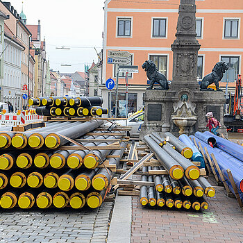 Aufgetürmte Rohre für die Leitungsarbeiten der Stadtwerke am Kriegerdenkmal in der Oberen Hauptstraße. (Foto: Stadt Freising)