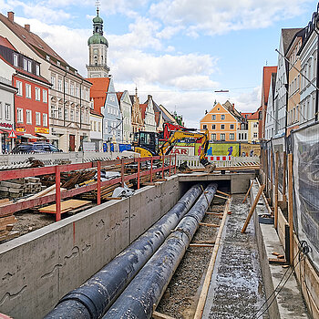 Bauarbeiten zur Sanierung und Öffnung der Stadtmoosach in der Oberen Hauptstraße. Links an der Ufermauer zu sehen sind die Aussparungen für die Fischreliefs, die aus glänzend blauem Glasmosaik gestaltet werden. (Foto: Stadt Freising)