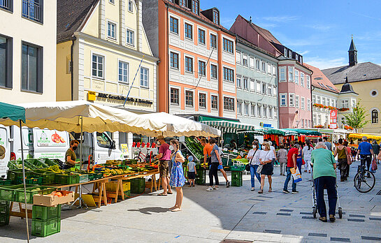 Der Wochenmarkt wird seit 09. Juni 2021 wieder im Zentrum abgehalten. (Foto: Stadt Freising)  