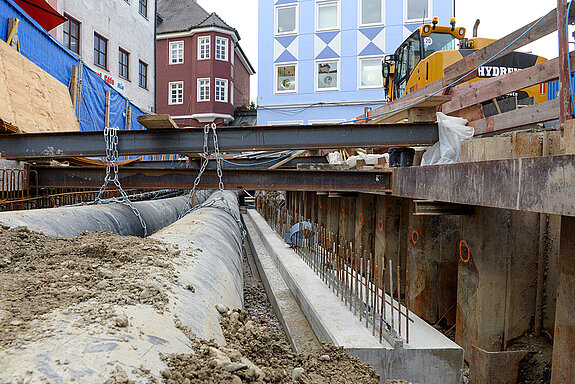 Blick hinein in die fast fertiggestellten neuen Ufermauern im ersten Bauabschnitt der Moosachsanierung. (Foto: Stadt Freising)
