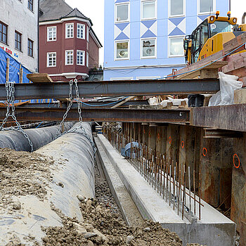 Blick hinein in die fast fertiggestellten neuen Ufermauern im ersten Bauabschnitt der Moosachsanierung. (Foto: Stadt Freising)