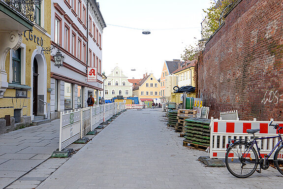 In der Bahnhofstraße sind die Pflasterarbeiten zwischen Abzweigung am Gasthaus Zur Gred und der Oberen Domberggasse fast abgeschlossen. (Foto: Stadt Freising)