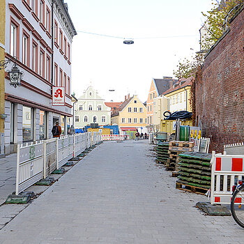 In der Bahnhofstraße sind die Pflasterarbeiten zwischen Abzweigung am Gasthaus Zur Gred und der Oberen Domberggasse fast abgeschlossen. (Foto: Stadt Freising)