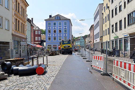 Die Arbeiten zur Öffnung der Stadtmoosach im Einmündungsbereich zur Sackgasse haben begonnen. (Foto: Stadt Freising)
