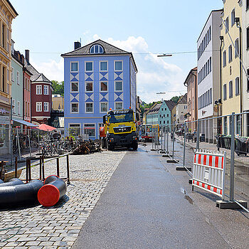 Die Arbeiten zur Öffnung der Stadtmoosach im Einmündungsbereich zur Sackgasse haben begonnen. (Foto: Stadt Freising)