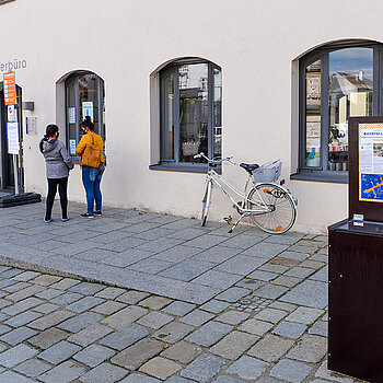 Auch vor dem Bürgerbüro am Marienplatz steht ein Zeitungskasten mit dem Baustellenflyer bereit. (Foto: Stadt Freising)