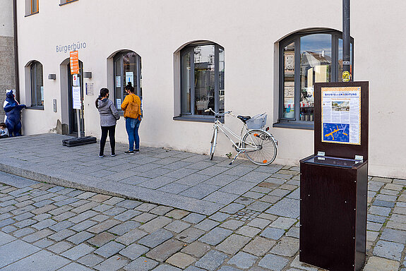 Auch vor dem Bürgerbüro am Marienplatz steht ein Zeitungskasten mit dem Baustellenflyer bereit. (Foto: Stadt Freising)