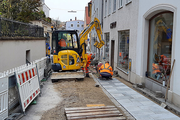 Bauarbeiten am 26. Oktober: In der Oberen Domberggasse wird ein gehfreundliches Pflaster verlegt. (Foto: Stadt Freising)