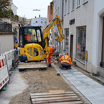 Bauarbeiten am 26. Oktober: In der Oberen Domberggasse wird ein gehfreundliches Pflaster verlegt. (Foto: Stadt Freising)