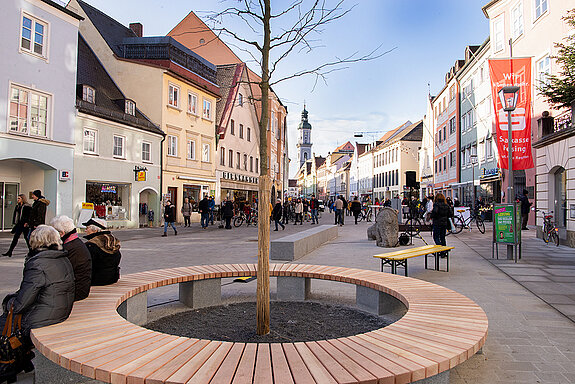 Die barrierefrei umgebaute Untere Hauptstraße lädt am kleinen Stadtplatz vor der Sparkasse zum Verweilen ein. (Foto: Stadt Freising)