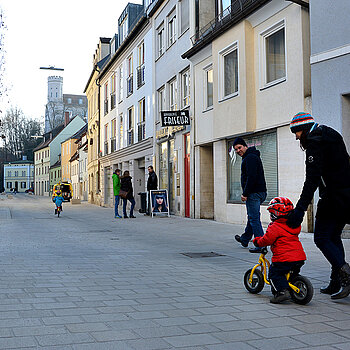 Die Heiliggeistgasse, erster barrierefrei gestalteter Straßenzug in der Innenstadt, mit dem neuen Pflaster im Februar 2017. (Foto: Stadt Freising)