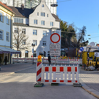 Ab der Oberen Hauptstraße ist die Zufahrt in die Bahnhofstraße wegen der Arbeiten für das Wärmenetz derzeit gesperrt. (Foto: Stadt Freising) 