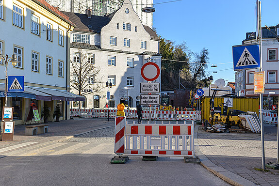 Ab der Oberen Hauptstraße ist die Zufahrt in die Bahnhofstraße wegen der Arbeiten für das Wärmenetz derzeit gesperrt. (Foto: Stadt Freising) 
