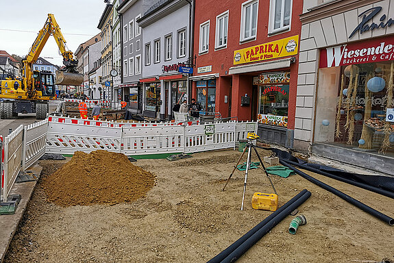 Entlang der Fassaden werden wieder große Pflastersteine verlegt - hier zu sehen die Arbeiten für die Vorbereitung des Baugrunds im Bereich Obere Hauptstraße 26. (Foto: Stadt Freising)