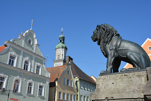 Der Bronzelöwe des Kriegerdenkmals scheint zum Kirchturm der Pfarrkirche St. Georg zu blicken. Aufnahme aus dem Jahr 2016. (Foto: Stadt Freising)