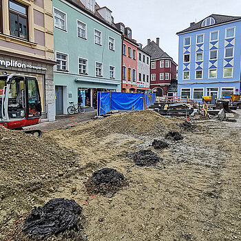 Aufgefülltes Gelände, unter dem die Moosach während der Bauarbeiten in zwei Rohren geführt wird. (Foto: Stadt Freising)  