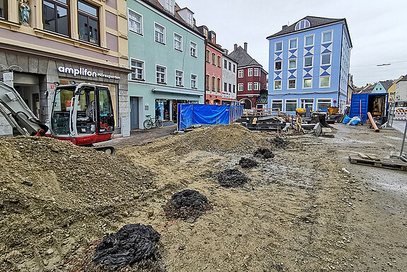 Aufgefülltes Gelände, unter dem die Moosach während der Bauarbeiten in zwei Rohren geführt wird. (Foto: Stadt Freising)  