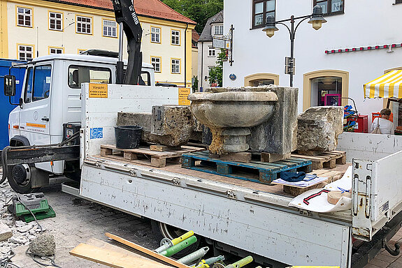 Die abgebauten Elemente wie die Brunnenschalen werden verladen. (Foto: Stadt Freising)