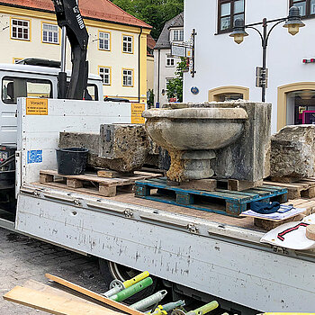 Die abgebauten Elemente wie die Brunnenschalen werden verladen. (Foto: Stadt Freising)