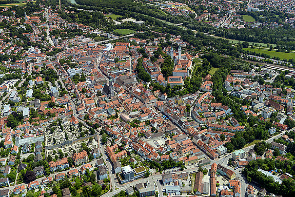 Luftbild der Freisinger Altstadt von der Wippenhauser Straße bis Neustift. (Foto: Nürnberg Luftbild, Hajo Dietz)