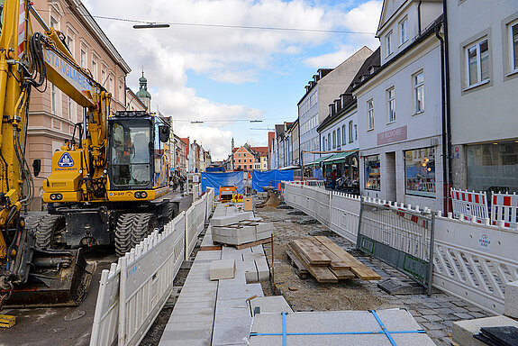 Blick auf die laufenden Pflasterarbeiten. (Foto: Stadt Freising)