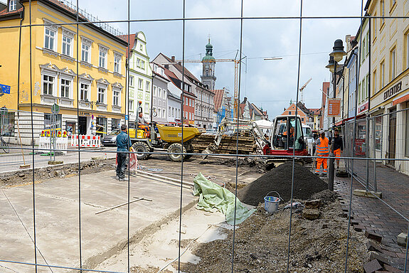 Sichtbare Fortschritte: Links im Bild ist der Betondeckel der Moosach zu sehen, deren Ufermauern und Bachbett saniert wird. (Foto: Stadt Freising)