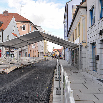 Karlwirt-Kreuzung / Obere Hauptstraße: Der Unterbau in der Straßenmitte ist bereits hergestellt. jetzt wird mit dem Verlegen der kleinen Natursteine begonnen. (Foto: Stadt Freising)