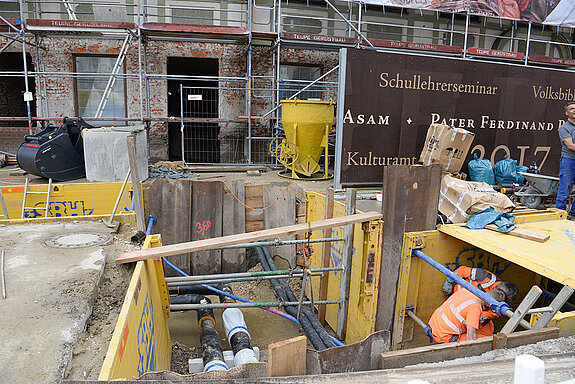 Die Arbeiten haben mittlerweile das Asamgebäude erreicht, das natürlich an das ökologische Wärmenetz angeschlossen wird. (Foto: Stadt Freising)