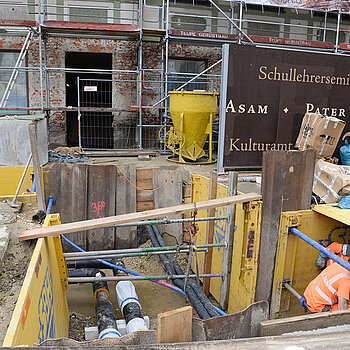 Die Arbeiten haben mittlerweile das Asamgebäude erreicht, das natürlich an das ökologische Wärmenetz angeschlossen wird. (Foto: Stadt Freising)