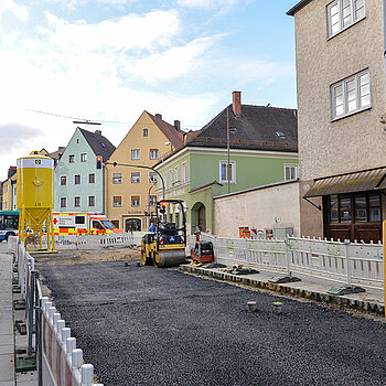 Karlwirt-Kreuzung / Obere Hauptstraße: Der Unterbau in der Straßenmitte ist bereits hergestellt. jetzt wird mit dem Verlegen der kleinen Natursteine begonnen. (Foto: Stadt Freising)