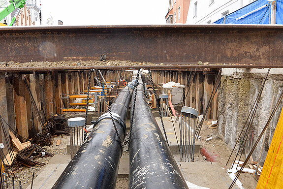 Das Moosach-Wasser läuft während der Sanierung des Bachlaufs durch zwei Rohre durch den jeweiligen Bauabschnitt. (Foto: Stadt Freising)
