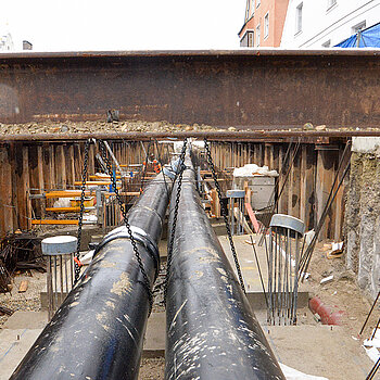 Das Moosach-Wasser läuft während der Sanierung des Bachlaufs durch zwei Rohre durch den jeweiligen Bauabschnitt. (Foto: Stadt Freising)