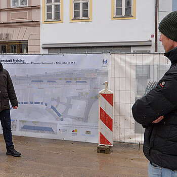 Bei einem Presserundgang informierten im Dezember 2021 OB Tobias Eschenbacher (links) und Michael Schulze, zuständig für die Koordination der Innenstadtsanierung. (Foto: Stadt Freising)
