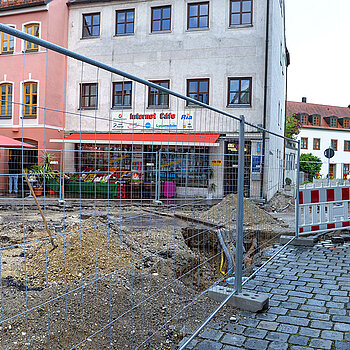Am Einmündungsbereich der Oberen Hauptstraße zur Sackgasse wird bereits fleißig für die im nächsten Schritt folgende Sanierung der Moosach-Ufermauern gearbeitet - der Durchgang zur Sackgasse ist gesperrt. (Foto: Stadt Freising)