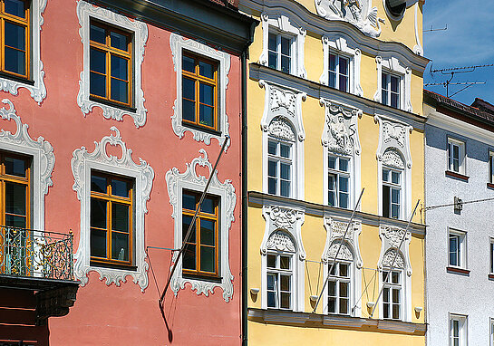 Malerische Kulisse: Prächtige Fassaden flankieren das Zentrum der Freisinger Altstadt. (Foto: Stadt Freising) 