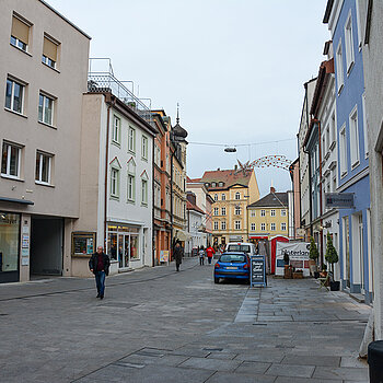 Kurz vor Fertigstellung ist der niveaugleich gestaltete Abschnitt in der Unteren Hautpstraße. (Foto: Stadt Freising)